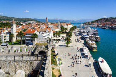 Trogir, Hırvatistan - 21 Eylül 2024: Kamerlengo Kalesi 'nden Trogir manzaralı eski kasaba manzarası, gezinti iskelesinde büyük ölçekli lüks motorlu yatlar demirledi
