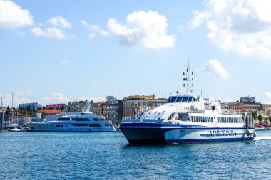 Zadar, Hırvatistan - 23 Eylül 2024: Zadar limanındaki Hırvat kamu taşımacılık şirketi Jadrolinija 'dan Catamaran Silba