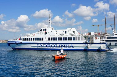 Zadar, Hırvatistan - 23 Eylül 2024: Barkajoli, geleneksel kayıkçılar, Zadar yarımadası ile anakara arasındaki kısa yolculukta sadece 71 metre yol alıyorlar.