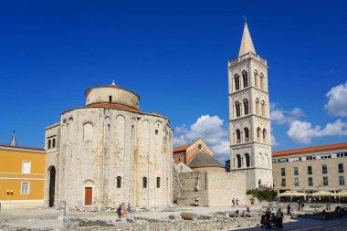 Zadar, Hırvatistan - 23 Eylül 2024: Saint Donatus dairesel kilise ve Hırvatistan 'ın Zadar kentindeki St. Anastasia katedrali çan kulesi