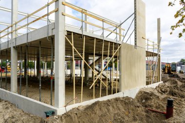 Yeni modern güçlendirilmiş beton ve metal yapı iskeleti şantiyesi