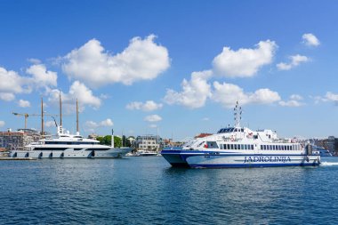 Zadar, Hırvatistan - 23 Eylül 2024: Zadar limanındaki Hırvat kamu taşımacılık şirketi Jadrolinija 'dan Catamaran Silba
