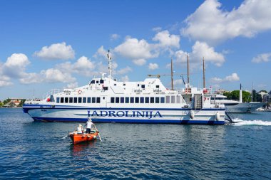 Zadar, Hırvatistan - 23 Eylül 2024: Barkajoli, geleneksel kayıkçılar, Zadar yarımadası ile anakara arasındaki kısa yolculukta sadece 71 metre yol alıyorlar.