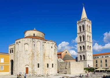 Zadar, Hırvatistan - 23 Eylül 2024: Saint Donatus dairesel kilise ve Hırvatistan 'ın Zadar kentindeki St. Anastasia katedrali çan kulesi
