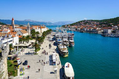 Trogir, Hırvatistan - 21 Eylül 2024: Kamerlengo Kalesi 'nden Trogir manzaralı eski kasaba manzarası, gezinti iskelesinde büyük ölçekli lüks motorlu yatlar demirledi