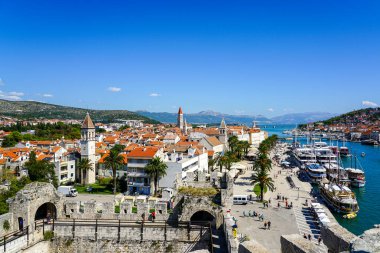 Trogir, Hırvatistan - 21 Eylül 2024: Kamerlengo Eski Kent Kalesi 'nden manzara ve hareketli faaliyetlerle gezinti