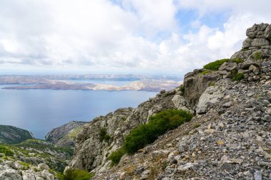 Tipik Hırvat, Dalmaçyalı Adriyatik deniz manzarası yeşil, taşlı ve kumlu yarımadaları, çeşitli doğa manzaraları, turkuaz rengi su