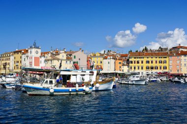 Rovinj, Hırvatistan - 25 Eylül 2024: Eski Rovinj kasabasının manzaralı manzarasına karşı gezi ve balıkçı tekneleri