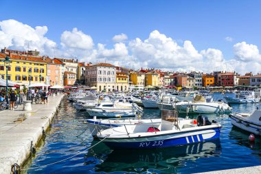 Rovinj, Hırvatistan - 25 Eylül 2024: Rovinj eski şehir turu, tekne gezisi marinası, mavi bulutlu güzel şehir manzarası