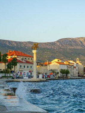 Adriyatik Riviera Kastela, Kastel Stari eski kasaba panoraması, şehir simgeleri ve deniz manzarası, rüzgarlı hava, büyük dalgalar, sezon sonu, sezon değişimi