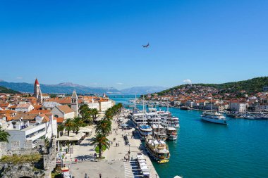 Trogir, Hırvatistan - 21 Eylül 2024: Kamerlengo Kalesi 'nden Trogir manzaralı eski kasaba manzarası, gezinti iskelesinde büyük ölçekli lüks motorlu yatlar demirledi