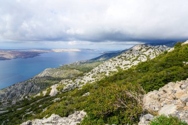Tipik Hırvat, Dalmaçyalı Adriyatik deniz manzarası yeşil, taşlı ve kumlu yarımadaları, çeşitli doğa manzaraları, turkuaz rengi su