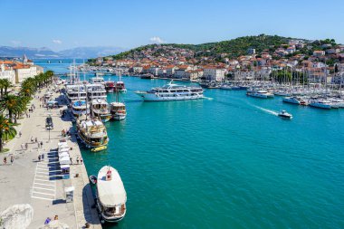 Trogir, Hırvatistan - 21 Eylül 2024: Turkuaz Adriyatik suyunda küçük ve büyük çaplı demirli motorlu yatları bulunan güzel Trogir marina manzarası