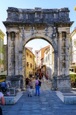 Pula, Hırvatistan - 25 Eylül 2024: Hırvatistan 'ın Pula kentinde bulunan antik Roma Zafer Kemeri, Sergii' nin Kemeri