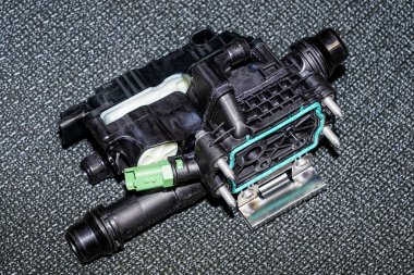 Yeni modern yolcu otomobili soğutma sistemi termostatı siyah plastik konutlarda, araba motoru soğutma sıcaklığı kontrolü için karmaşık elementler