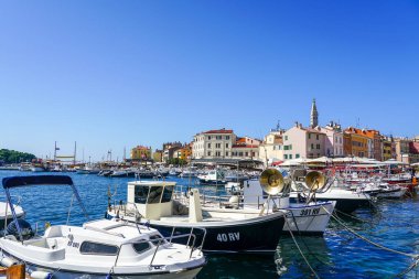 Rovinj, Hırvatistan - 25 Eylül 2024: Rovinj St. Catherines Limanı, tarihi kilise kulesine sahip tarihi evlere sahip renkli bir manzara