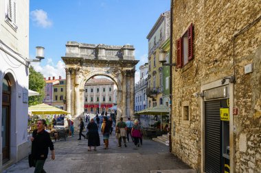 Pula, Hırvatistan - 25 Eylül 2024: Hırvatistan 'ın Pula kentinde bulunan antik Roma Zafer Kemeri, Sergii' nin Kemeri