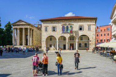 Pula, Hırvatistan - 25 Eylül 2024: Antik Roma Augustus Tapınağı ve Forum Meydanı 'ndaki belediye binası, tarihi Pula, Istria merkezinin kalbi