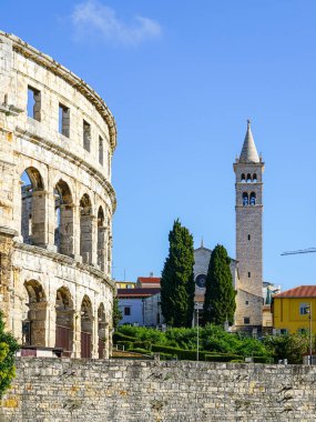 Antik Roma İmparatorluğu amfitiyatro arenası ve Pula, Istria yarımadasındaki Aziz Anthony kilise kulesi