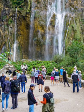 Plitvice, Hırvatistan - 26 Eylül 2024: Plitvice Gölleri Ulusal Parkı 'ndaki şelale çağlamasında çok sayıda turist