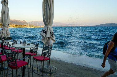 Kastel Novi, Hırvatistan - 26 Eylül 2024: Kastel Novi Town deniz kıyısı manzarası gün batımında, mevsim değişimi fırtınalı hava, büyük dalgalar