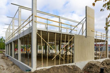 Yeni modern güçlendirilmiş beton ve metal yapı iskeleti şantiyesi