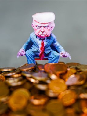 Liepaja, Letonya - 25 Şubat 2025: Çin PDD Holding TEMU 'dan Donald Trump plastik parodi figürü