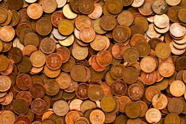 Bakır kaplamalı çelik madeni paralardan oluşan bir yığın, küçük değişikliklerin yararsızlığı kavramı.