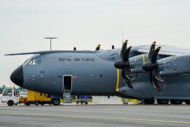 Liepaja, Letonya - 16 Haziran 2024: Kraliyet Hava Kuvvetleri askeri turbo uçak Airbus C.1 A400M Atlas havaalanında