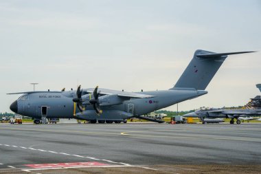 Liepaja, Letonya - 16 Haziran 2024: Kraliyet Hava Kuvvetleri askeri turbo uçak Airbus C.1 A400M Atlas havaalanında