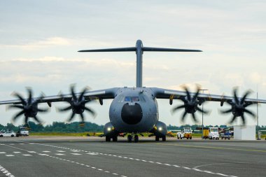 Liepaja, Letonya - 16 Haziran 2024: ZM401 Kraliyet Hava Kuvvetleri Airbus C.1 A400M Atlas, havaalanı pistinde askeri kargo uçağı, ön görüş
