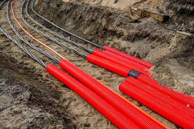 Yeni bir yeraltı yüksek gerilimli kablo döşeme kırmızı kıvrımlı koruyucu tüp Bir endüstriyel tesisin güç kaynağı için, kablo kurulumu