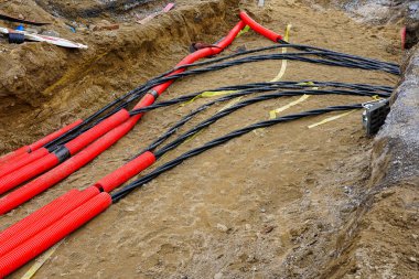 Yeni bir yeraltı yüksek gerilimli kablo döşeme kırmızı kıvrımlı koruyucu tüp Bir endüstriyel tesisin güç kaynağı için, kablo kurulumu