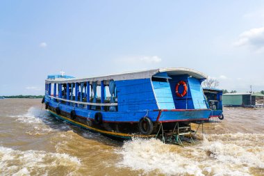 Güney Vietnam 'daki Mekong Deltası' ndaki adalar arasında turist taşımak için geleneksel ahşap motorlu tekneler, Mekong Nehri 'ndeki turist tekneleri.