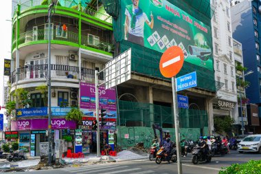 Ho Chi Minh Şehri, Vietnam- 25 Mart 2025: Saigon 'un merkezindeki renkli Ly Tu Trong ve Thu Khoa Huan caddelerinin köşesi, Sunrise Saigon Oteli