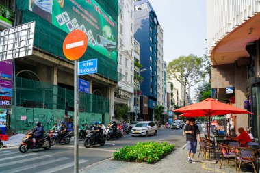 Ho Chi Minh Şehri, Vietnam- 25 Mart 2025: Saigon 'un merkezindeki renkli Ly Tu Trong ve Thu Khoa Huan caddelerinin köşesi, Sunrise Saigon Oteli