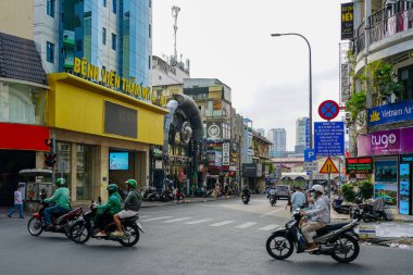 Ho Chi Minh Şehri, Vietnam- 25 Mart 2025: Saigon şehir merkezinde renkli Thu Khoa Huan sokak manzarası