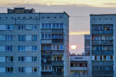 Avrupa 'da harap olmuş apartmanların kentsel banliyö ortamında gün batımı