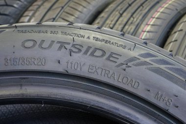 Lastiğin dış görünüşü, genişliği, yüksekliği, çapı, yükü ve hız endeksi, lastik izi, yol tutuşu ve sıcaklık kodu