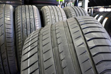 Geniş ölçekli, yüksek performanslı yaz lastiği, bulanık lastik dükkânı arka planı, yaz lastiği lastik izi, modern araba lastik izi.