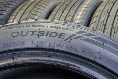 Lastiğin dış görünüşü, genişliği, yüksekliği, çapı, yükü ve hız endeksi, lastik izi, yol tutuşu ve sıcaklık kodu