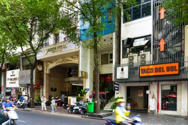 Ho Chi Minh Şehri, Vietnam- 16 Mart 2025: Saigon şehir merkezinde renkli Thu Khoa Huan sokak manzarası