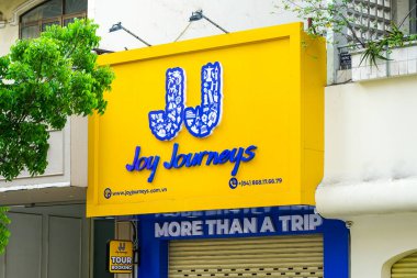 Ho Chi Minh City, Vietnam - 16 Mart 2025: Joy Journeys turnesi Ly Tu Trong Caddesi, Saigon 'daki bürosunun önünde reklâm rezervasyonu