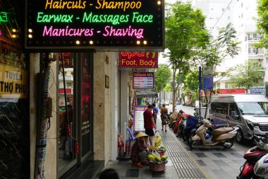 Ho Chi Minh Şehri, Vietnam - 16 Mart 2025: Masaj, kaplıca ve güzellik salonları için birçok renkli reklam tabelalarıyla sokak manzarası, Asya şehir cazibesi