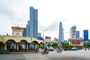 Ho Chi Minh Şehri, Vietnam- 16 Mart 2025: Tarihi Sai Gon Ben Thanh pazarı yakınlarında yeni modern gökdelenler