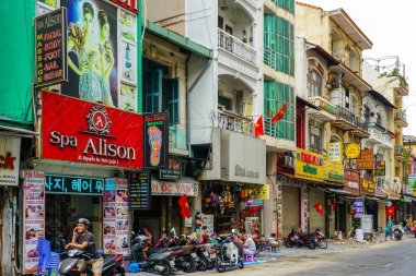 Ho Chi Minh Şehri, Vietnam - 16 Mart 2025: hareketli şehir manzarası, Nguyen An Ninh Caddesi, tarihi binalar, renkli reklamlar, büyüleyici Asya