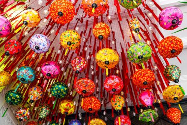 Geleneksel Vietnam ipeği fenerleriyle, kırmızı kurdelelerle ve klasik Çin Yeni Yıl dekorasyonuyla otel girişi dekorasyonu.