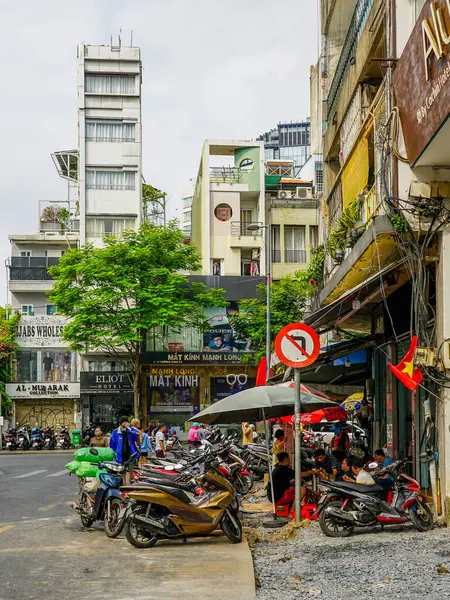 Ho Chi Minh Şehri, Vietnam- 16 Mart 2025 Saigon şehir merkezinin geleneksel mimarisi dar, uzun cepheli, yoğun şehir manzaralı