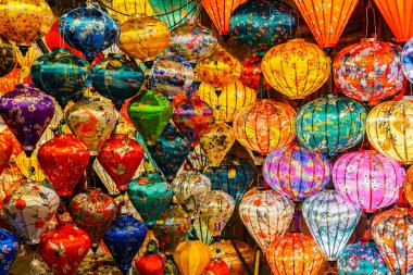 Geleneksel renkli Vietnam ipeği fenerleri, klasik Çin Yeni Yıl dekorasyonu.