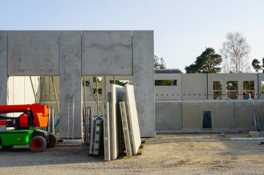 Tamamlanmamış prefabrik beton panel inşaat binası, önceden yapılmış beton paneller, itfaiye istasyonu binası.
